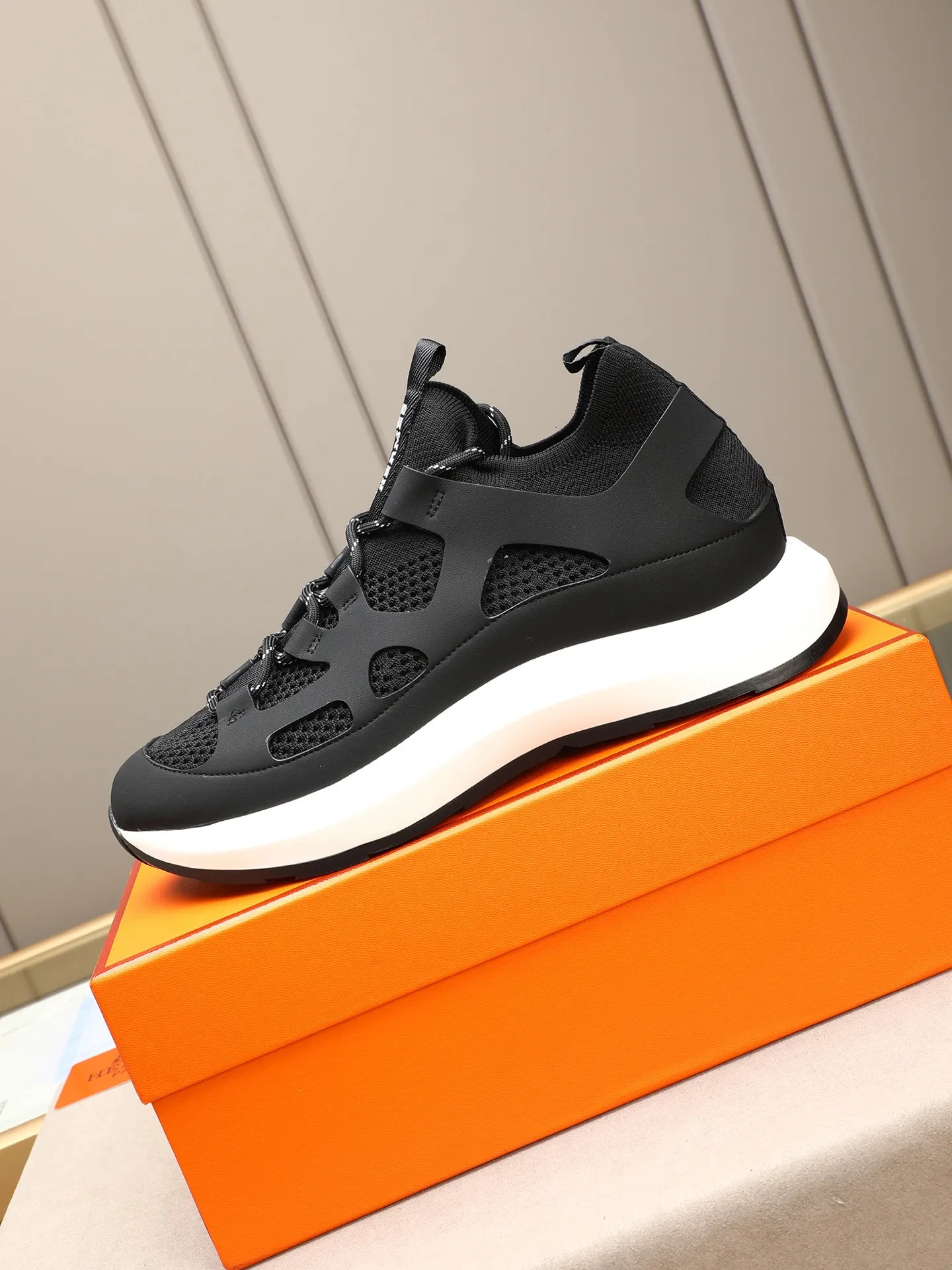 Men's shoes💰580 HERMES/Hermès men's rest sneakers! -High-end quality original casual sports shoes -Upper: high nappa calfskin, forging technology, knitted fabric, shoe brand webbing, injection molded brand logo -Inner: foot pad; water-dyed cowhide -Outsole: ultra-light TPU·rubber; two-color molded outsole -Ultra-high quality control·fine workmanship: highlighted (high-end·luxury·grade) Size: 38-39-40-41-42-43-44 (45 can be customized)